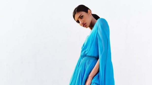 Urlaubslook in den schönsten Türkistönen, die machen immer Lust auf Sommer. Und während Pink am schönsten bei Blondinen wirkt, passt Türkis zu allen Haarfarben. Look von Essentiel Antwerp.