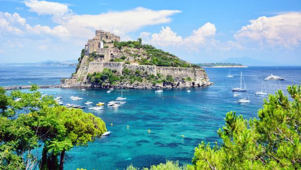 Das Castello Aragonese thront auf einer felsigen Insel vor Ischia, Italien.