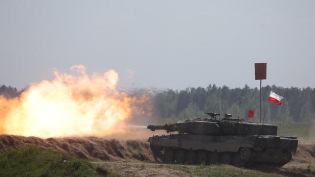 Panzer-Tausch: Polen kritisiert Deutschland scharf + Mehr EU-Geld für Waffen