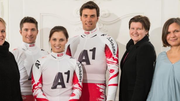 Eine Gruppe von Sportlern und Betreuern posiert für ein Gruppenfoto.
