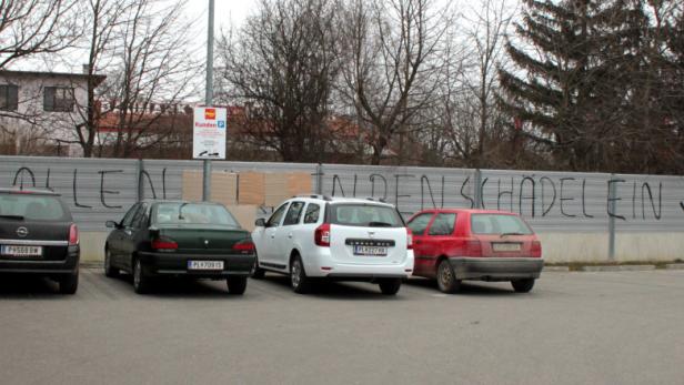 HONORARFREI. Nazi Schmiereien am Parkplatz… Öffentliche Anfeindung gegen Türken: Die Polizei ermittelt.