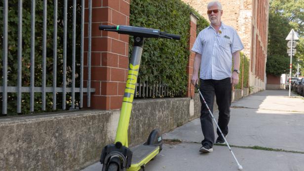 E-Roller als Stolperfalle für Sehbehinderte: Platz für Parkplätze fehlt