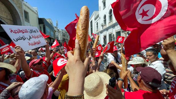 Saied solle sich lieber um die hohen Brotpreise kümmern, sagen die Gegner einer neuen Verfassung