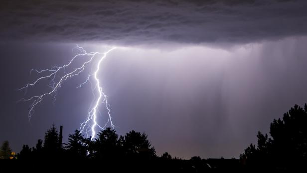 Blitze am Nachthimmel.