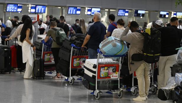 Rund 1.000 Flugausfälle wegen Warn-Streiks bei Lufthansa