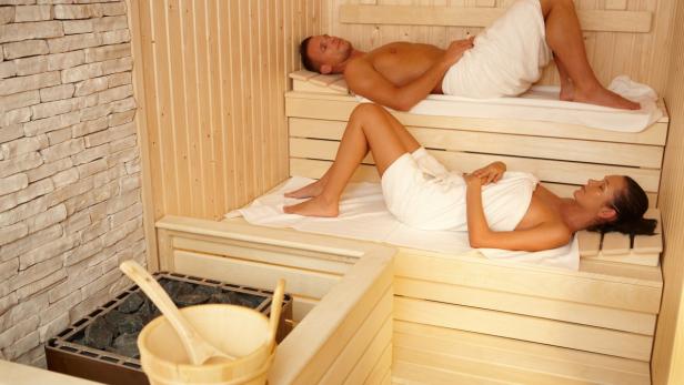 Während eines Saunaganges steigt die Körpertemperatur im Inneren um ein bis zwei Grad an – an der Hautoberfläche steigt sie sogar um bis zu zehn Grad. Dieser Temperaturanstieg hat positive Auswirkungen auf das Immunsystem.