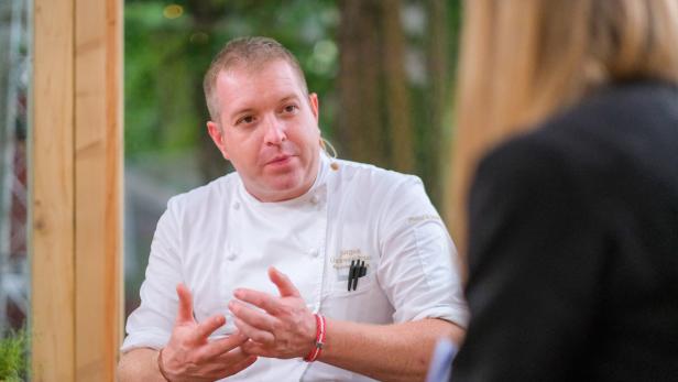 Jürgen Gschwendtner gestikuliert während eines Gesprächs.