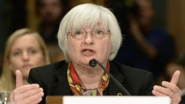 Janet Yellen spricht bei einer Anhörung vor einem Mikrofon.