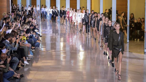 Paris Fashion Week: Zeigt her eure Beine!