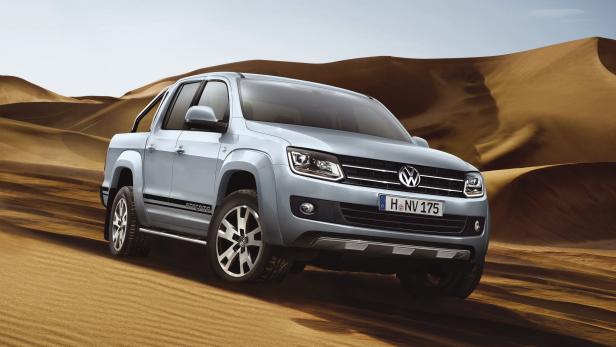 Ein silberner VW Amarok steht in einer Wüstenlandschaft.