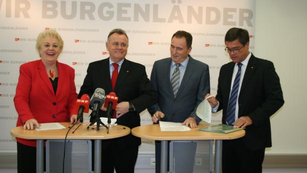 Auf ein Neues: Landeshauptmann Hans Niessl (2. v. li.) hält an den Landesräten Verena Dunst, Helmut Bieler und Peter Rezar fest