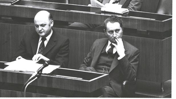 Karl Lausecker (li.) mit Erwin Lanc im Parlament.
