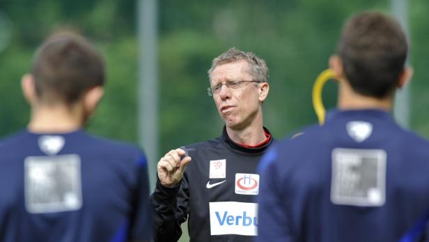 Beim deutschen Zweitligisten ist eigentlich am Montag Trainingsauftakt. Da wird Stöger wohl noch nicht auf dem Trainingsplatz stehen. Ob ohne Cheftrainer trainiert wird, ist nicht geklärt.