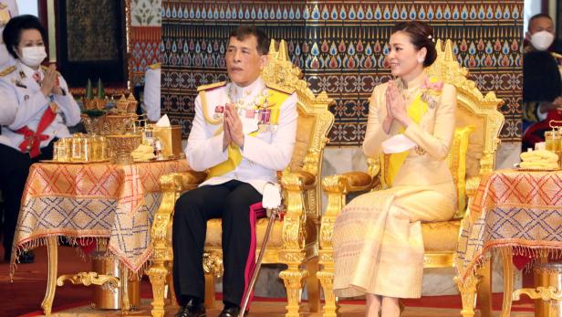 Thailands König Maha Vajiralongkorn (Rama X) gemeinsam mit seiner Königin Suthida
