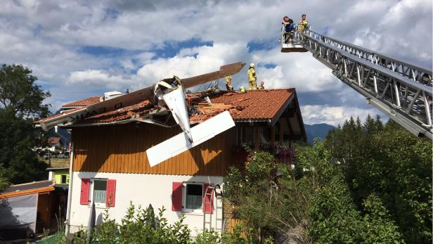 Tirol: Kleinflugzeug stürzte auf Wohnhaus ab