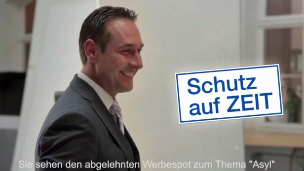 Ein lächelnder Mann im Anzug steht neben einem Schild mit der Aufschrift „Schutz auf Zeit“.