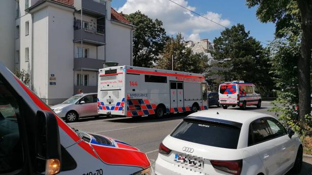 Wohnungsbrand in Wien: Feuer breitete sich auf Dach aus