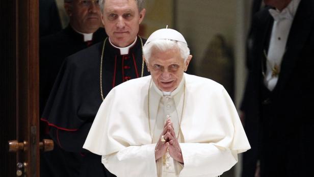 Papst Benedikt XVI. mit gefalteten Händen.