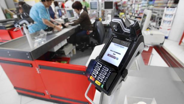 Ein Kassenterminal mit der Aufschrift „Willkommen bei SPAR“ in einem Supermarkt.