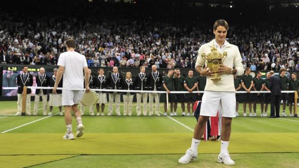 Roger Federer hält die Trophäe nach seinem Sieg in Wimbledon.