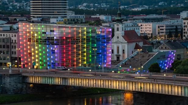 Das Ars Electronica Center in Linz. Davor die Nibelungenbrücke.