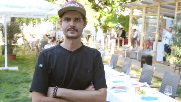 Harald Irka bei einer Tafelnacht im Freien.