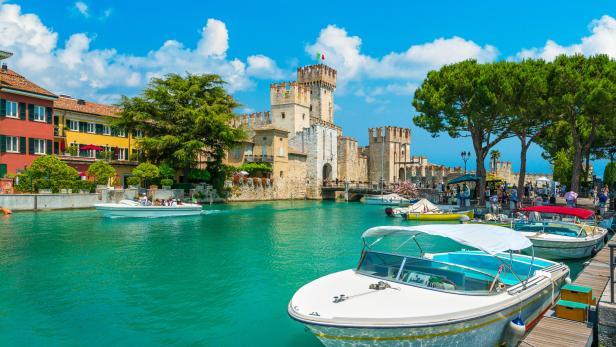 The picturesque town of Sirmione on Lake Garda. Province of Brescia, Lombardia, Italy. Dieser beliebte Ort am Gardasee will Tagesgebühr für Touristen einführen