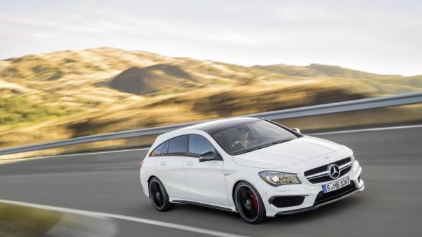 Ein weißer Mercedes-Benz CLA Shooting Brake fährt auf einer Landstraße.
