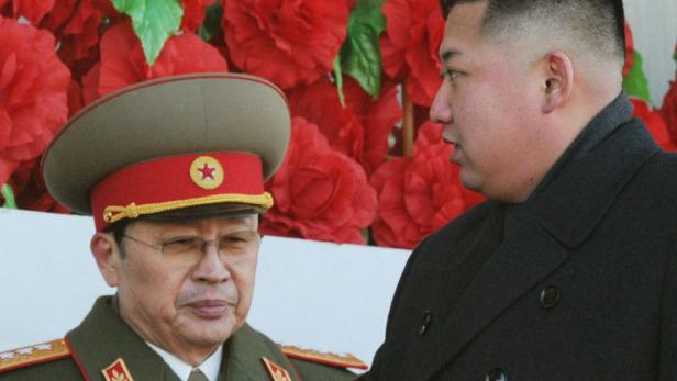 Kim Jong-un (r.) mit seinem Onkel Jang Song-thaek.