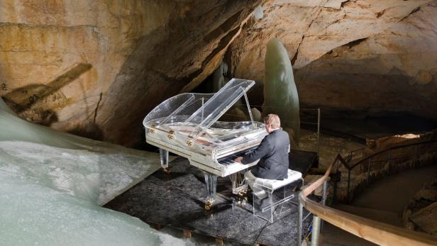 Musik mitten in der imposanten Eishöhle