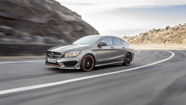 Ein grauer Mercedes-Benz CLA Shooting Brake fährt auf einer Küstenstraße.