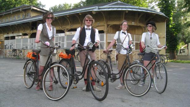 Ausflug in die Freudenau, v. l. n. r.: Annamarie, Lennert, Sara, Alexandra