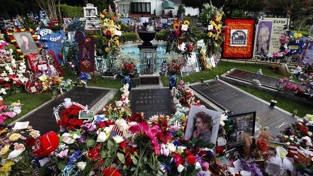 1977 Am 16. August 1977 um 14.15 Uhr wird Elvis im Alter von nur 42 Jahren im Badezimmer vom Graceland tot aufgefunden. Herzversagen. Sein Arzt George Nichopoulos behauptet später, letal war ein Darmverschluss.