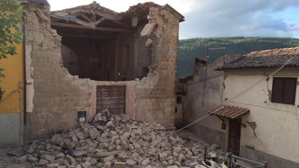 Zerstörtes Haus in Accumuli di Rieti, Italien.