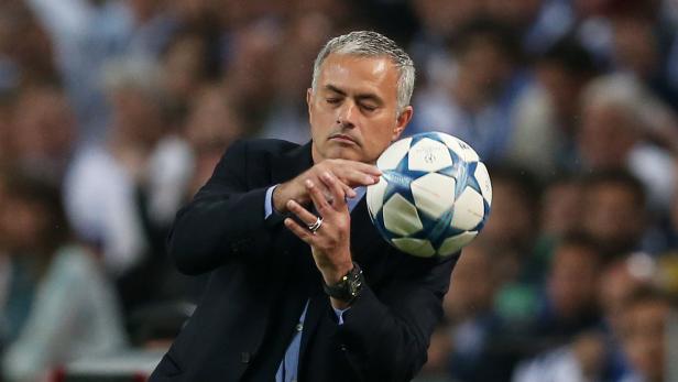 José Mourinho balanciert einen Fußball auf seinen Fingerspitzen.