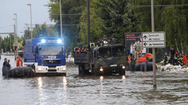 Volunteers arrive at flooded street in Magdeburg