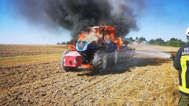 Traktor stand lichterloh in Flammen und brannte aus