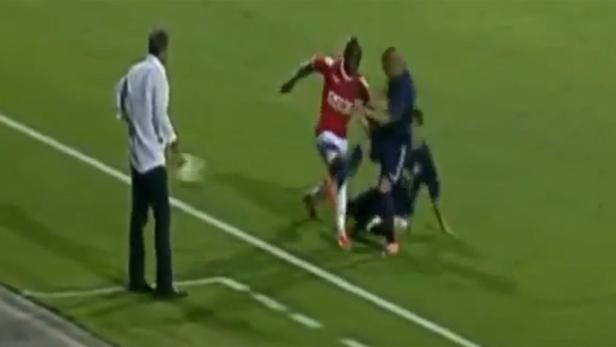 Video: Spieler bricht Trainer die Hand