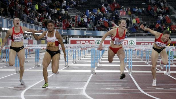 Athletinnen laufen bei einem Hürdenlauf in Helsinki 2012.