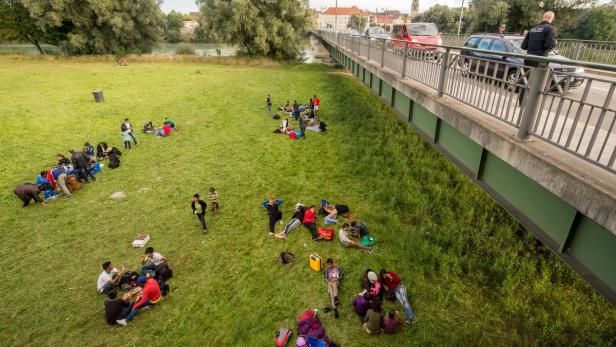 Flüchtlinge in Simbach am Inn nahe der deutsch-österreichischen Grenze.