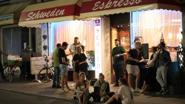 Um 2 Uhr ist Sperrstunde im Schweden Espresso: Hier trifft man deutsche Studenten, Buchhalter – und einen Gastronauten.