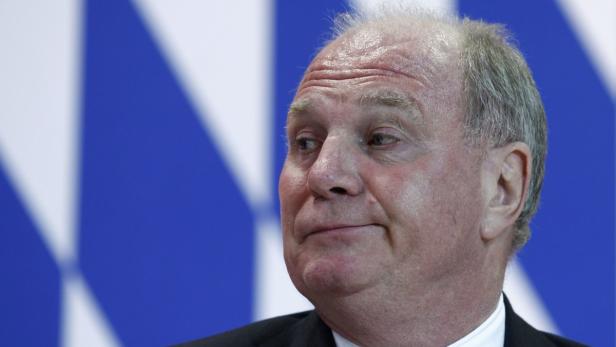 Uli Hoeneß blickt aufmerksam zur Seite.