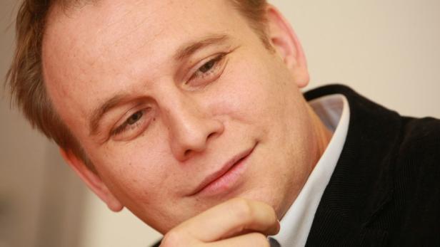 Unbeeindruckt will Meinrad Knapp bleiben, wenn Politiker bei ATV anrufen. Thema seines ersten Talks ist "Korruption" ATV - "Bei mir ruft kein Politiker an"