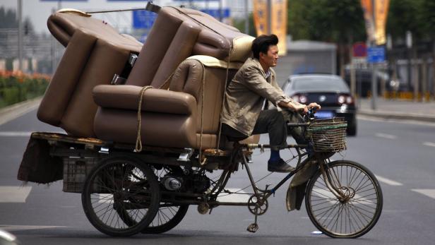 Lieber doch mit dem Fahrrad. Der Nachfrage-Boom nach westlichen Autos ist vorerst verebbt.