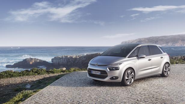 Ein silberner Citroën steht an der Küste mit Blick auf das Meer.
