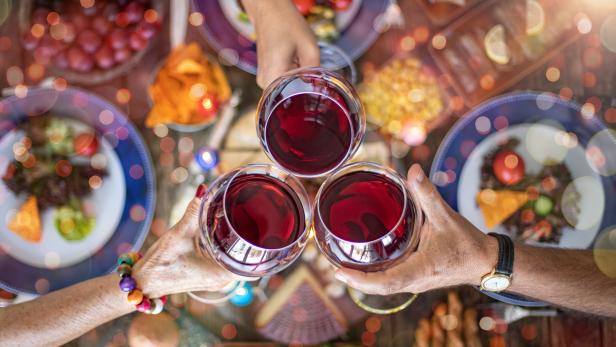 Familienessen für eine Feier mit Rotwein und Anstoßen.