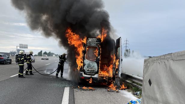 Transporter brannte auf Westautobahn bei St. Pölten aus