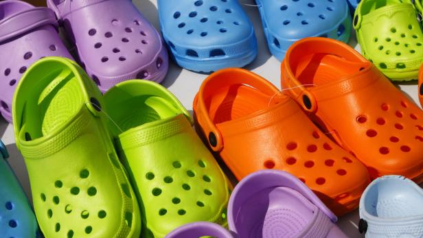 "Crush"-Sandalen: Gen Z macht Crocs plötzlich modern