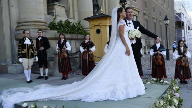 Sweden&#039;s Princess Madeleine and Christopher O&#039;Neill stand outside the Royal Chapel after their wedding ceremony in Stockholm June 8, 2013. REUTERS/Leif R. Jansson/Scanpix (SWEDEN - Tags: ROYALS) NO COMMERCIAL SALES. THIS IMAGE HAS BEEN SUPPLIED BY A THIRD PARTY. IT IS DISTRIBUTED, EXACTLY AS RECEIVED BY REUTERS, AS A SERVICE TO CLIENTS. SWEDEN OUT. NO COMMERCIAL OR EDITORIAL SALES IN SWEDEN