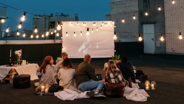 Open-Air-Kino leicht gemacht: Im Handumdrehen zum Streamen unter Sternen